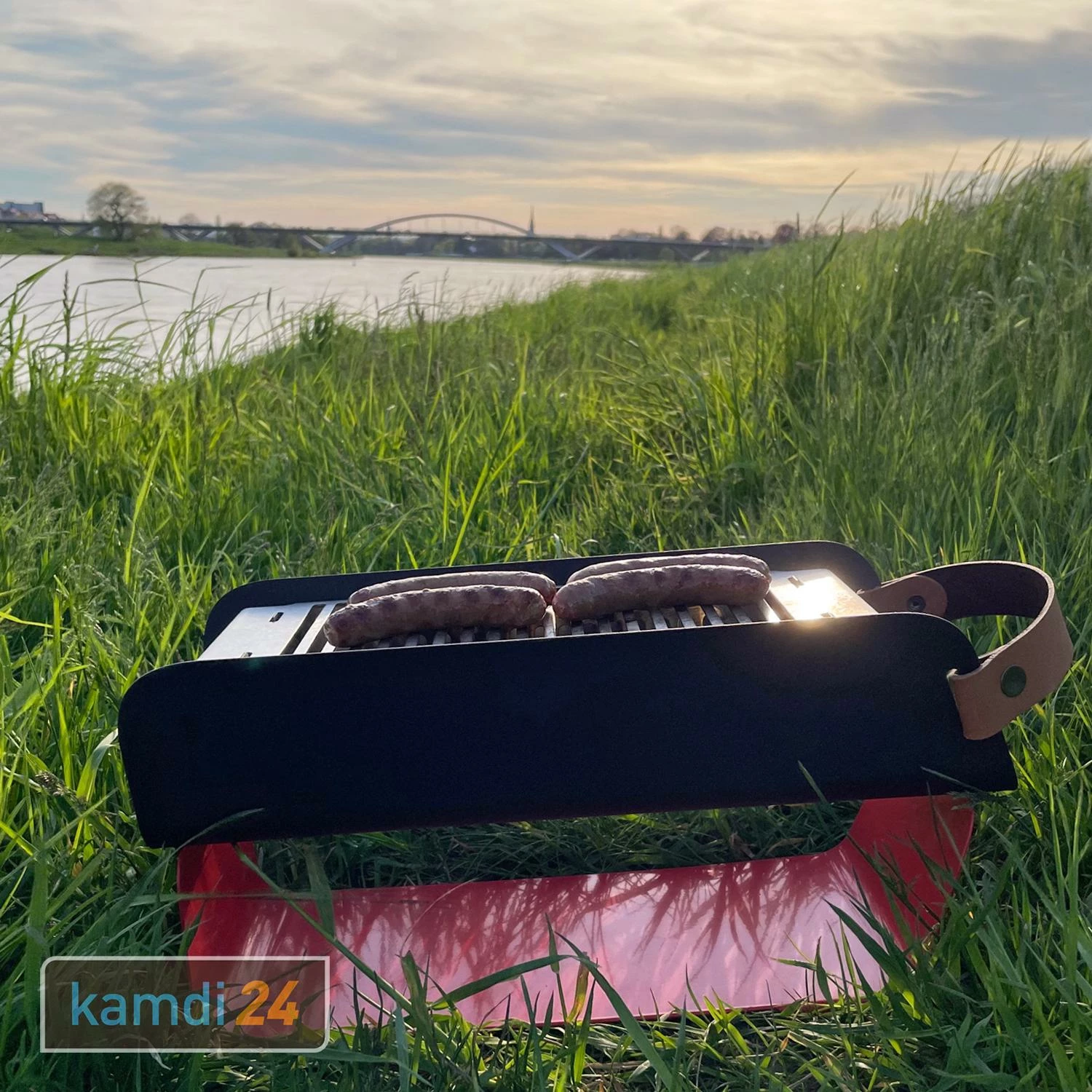 UNA Holzkohlegrill Erdbeerrot 10 UNA Holzkohlegrill Erdbeerrot – Bild 8